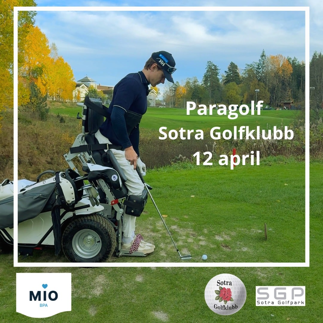 En person bruker en ståstol på en golfbane og gjør seg klar til å slå en golfball. I bakgrunnen er det høstfargede trær og en golfklubb. Tekst i bildet: «Paragolf Sotra Golfklubb 12 april», med logoene til Mio BPA og Sotra Golfpark nederst.