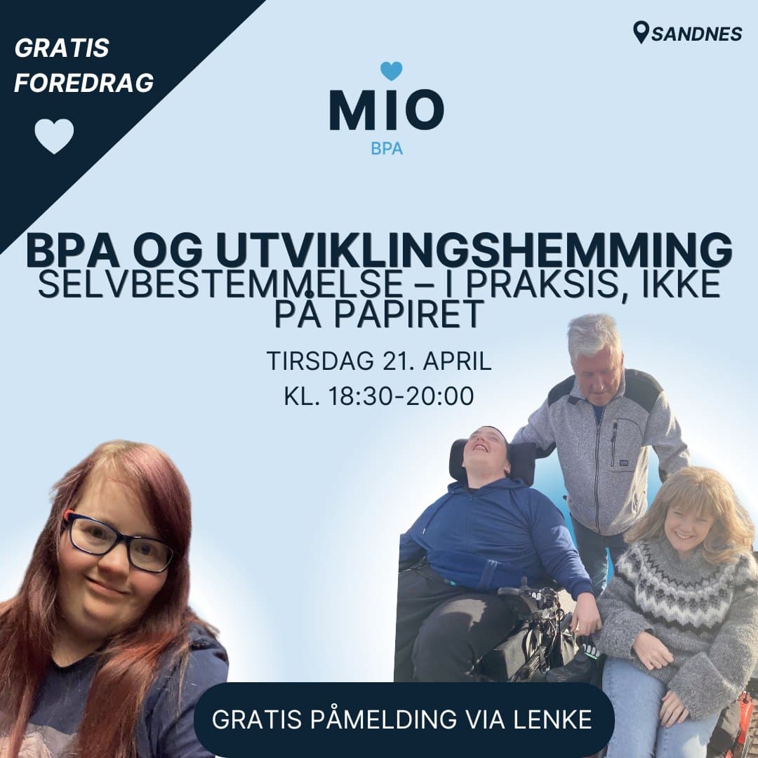 Grafisk plakat fra Mio BPA som reklamerer for et gratis foredrag i Sandnes. Overskrift: «BPA og utviklingshemming – selvbestemmelse i praksis, ikke på papiret». Tidspunkt: tirsdag 21. april kl. 18:30–20:00. Nederst står «Gratis påmelding via lenke». Bildet viser portrett av en kvinne til venstre, og til høyre en person i rullestol sammen med to andre personer som smiler.