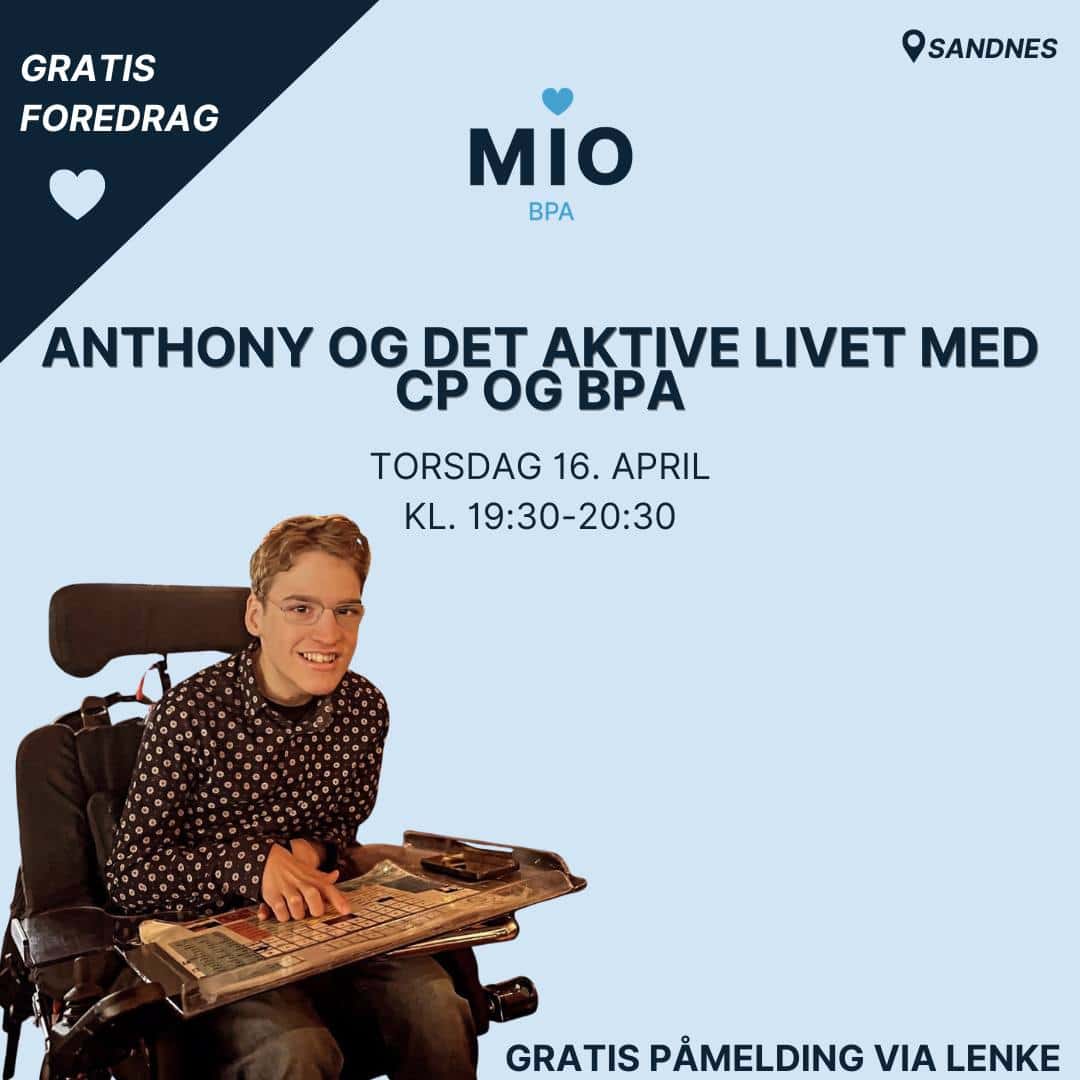 Grafisk plakat fra Mio BPA som reklamerer for et gratis foredrag i Sandnes. Overskrift: «Anthony og det aktive livet med CP og BPA». Tidspunkt: torsdag 16. april kl. 19:30–20:30. Nederst står «Gratis påmelding via lenke». Til venstre er et bilde av en smilende mann i rullestol med et kommunikasjonsbrett foran seg.