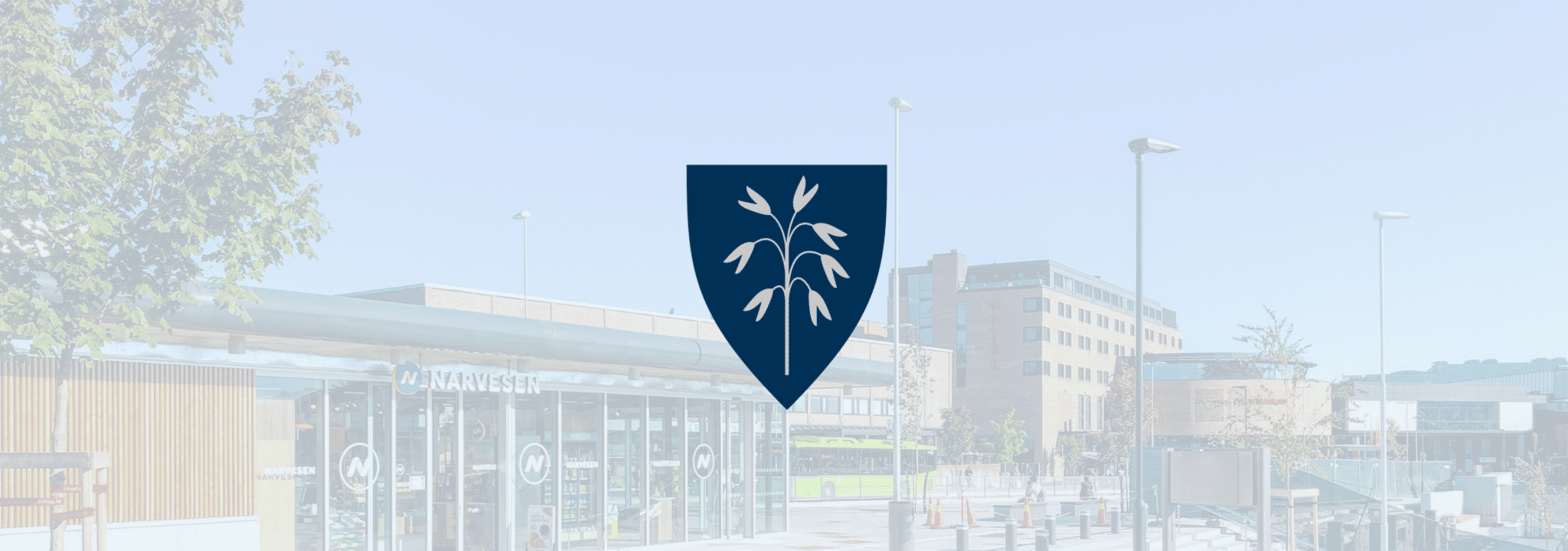 Et lyst og lett utvasket bymiljø med en Narvesen-kiosk i forgrunnen, moderne bygg og gatelys i bakgrunnen, og et stort mørkeblått skjold med en stilisert plante (Oslo kommune sitt våpenskjold) plassert sentralt over bildet.