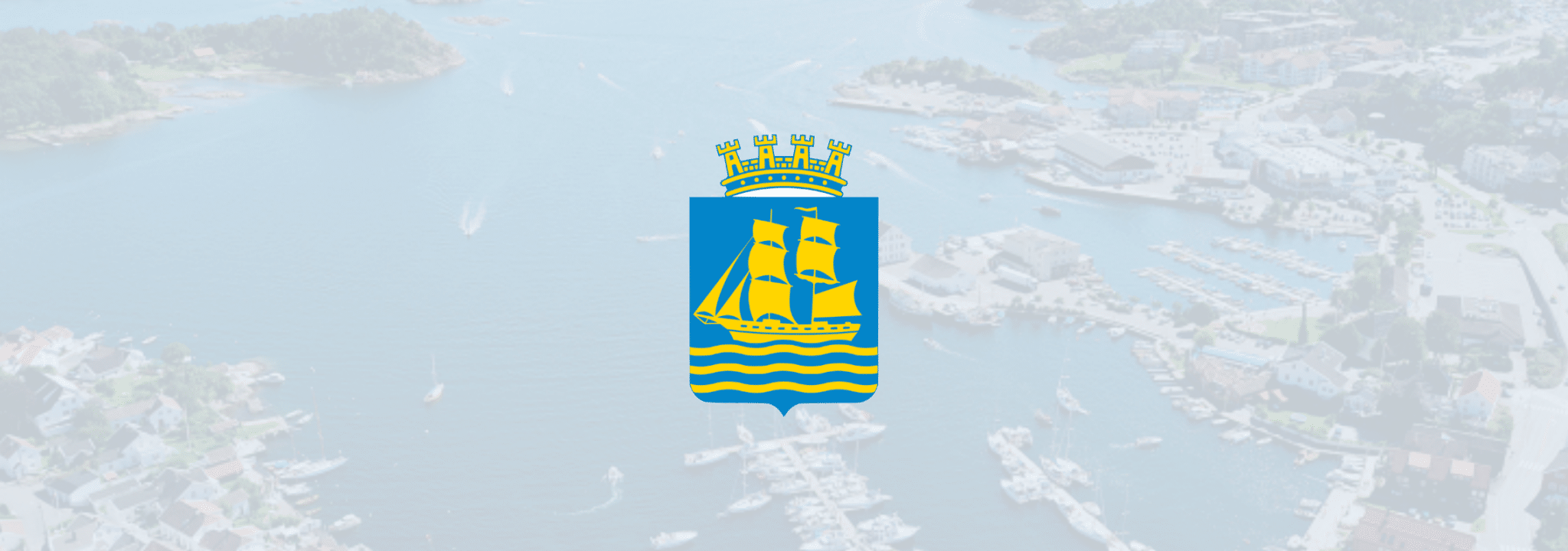 Lyst og nedtonet flyfoto av Arendal sentrum og havneområdet, med sjø, båter og bebyggelse i bakgrunnen. Arendal kommunes blå og gule kommunevåpen med et seilskip er plassert sentralt i bildet.