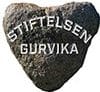 En stein formet som et hjerte hvor det står skrevet "Stiftelsen Gurvika" på.